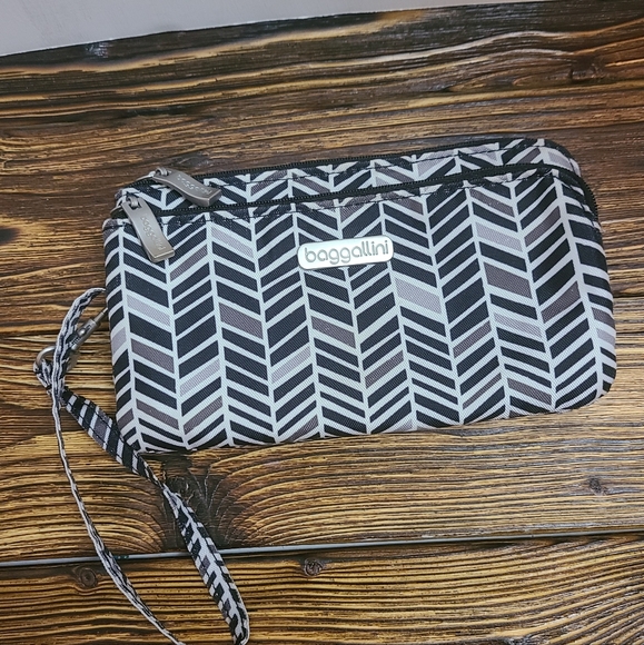 Baggallini Handbags - Baggallini Clutch Wristlet